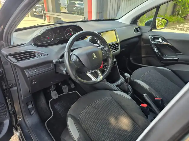 Peugeot 208 view 3