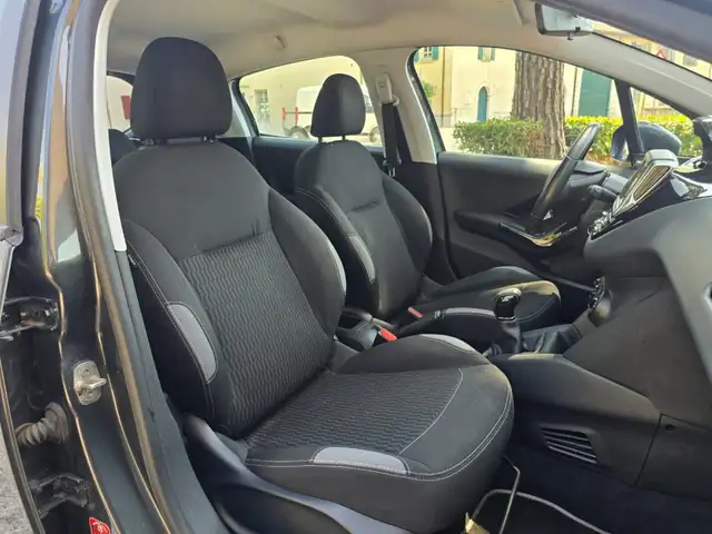Peugeot 208 view 12