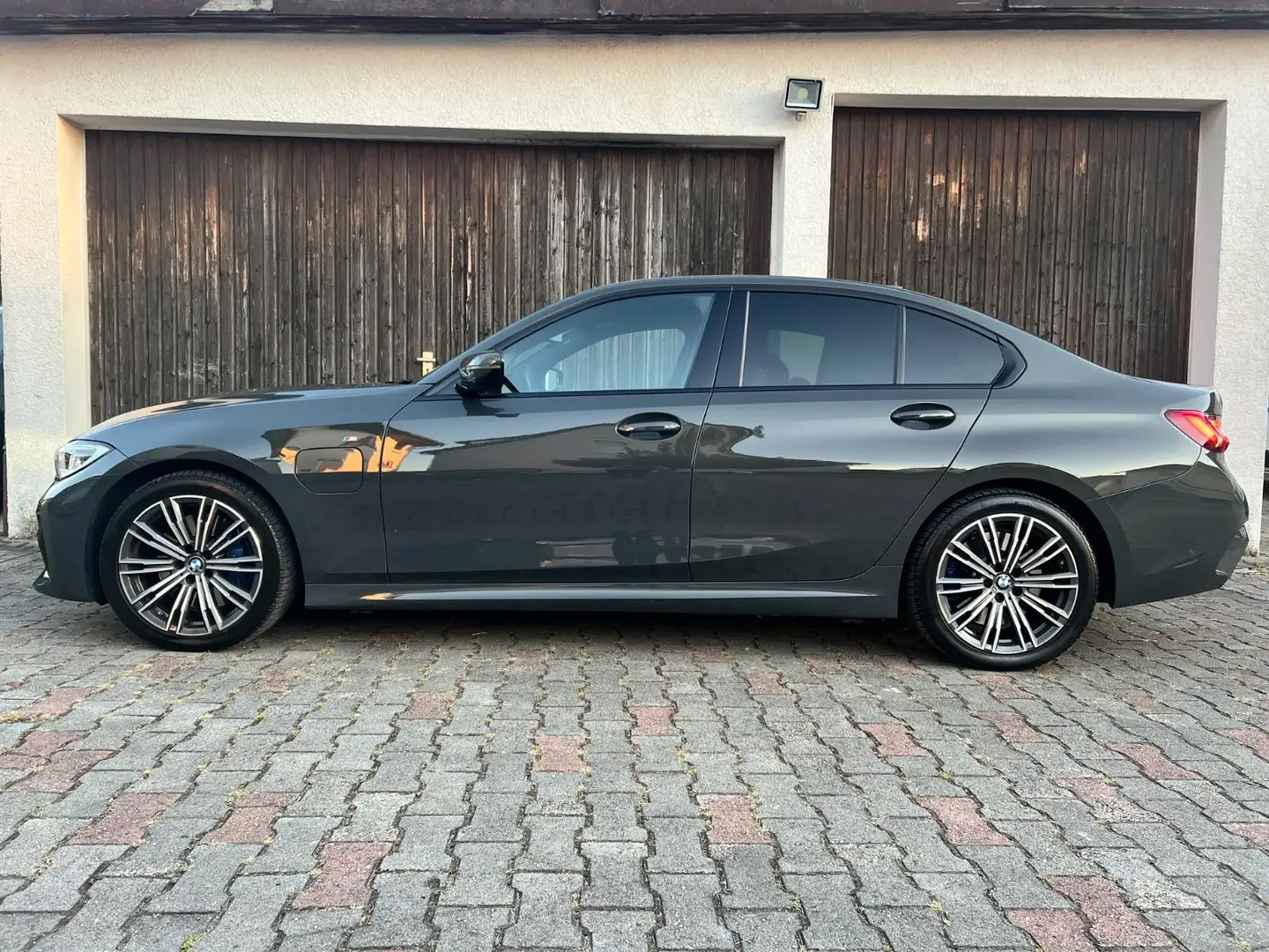 BMW 330 e M Sport/2.HD/Panorama/Head-Up/Scheckheft Grau - 2