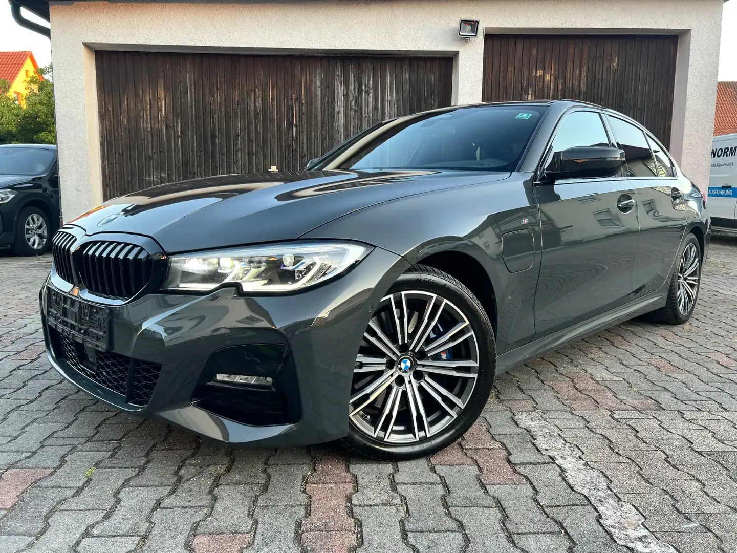 BMW 330 e M Sport/2.HD/Panorama/Head-Up/Scheckheft Grau - 1