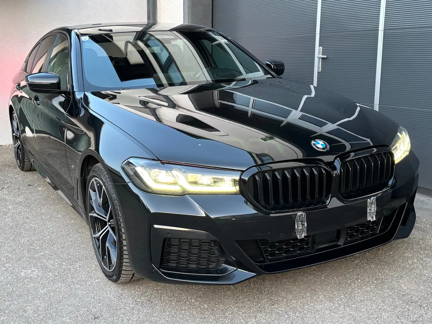 BMW 520 520d xd M-Sport*ACC*LED*HUD*HARMAN-K*MEM*KAM360*19 Schwarz - 1