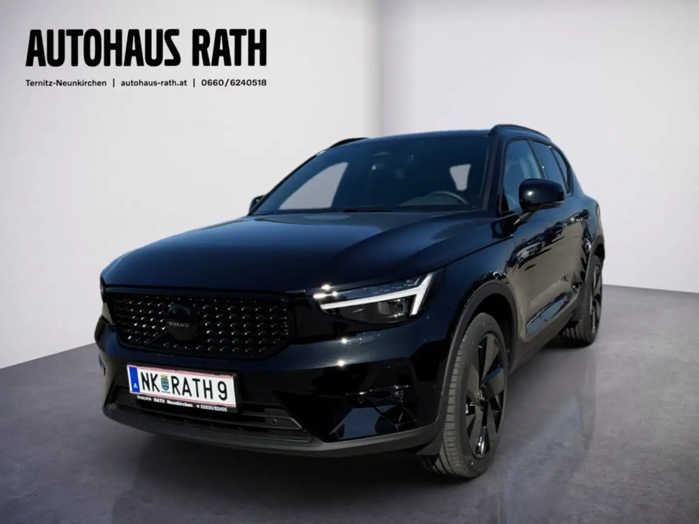 Volvo XC40 Black Edition Plus, B3 Mild Hybrid, Benzin Schwarz - 1