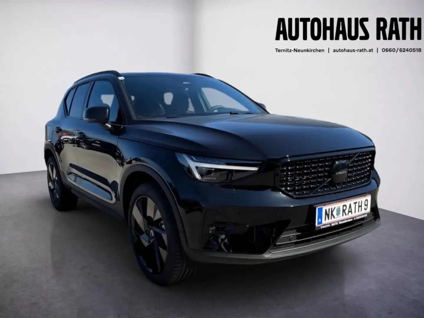 Volvo XC40 Black Edition Plus, B3 Mild Hybrid, Benzin Schwarz - 2