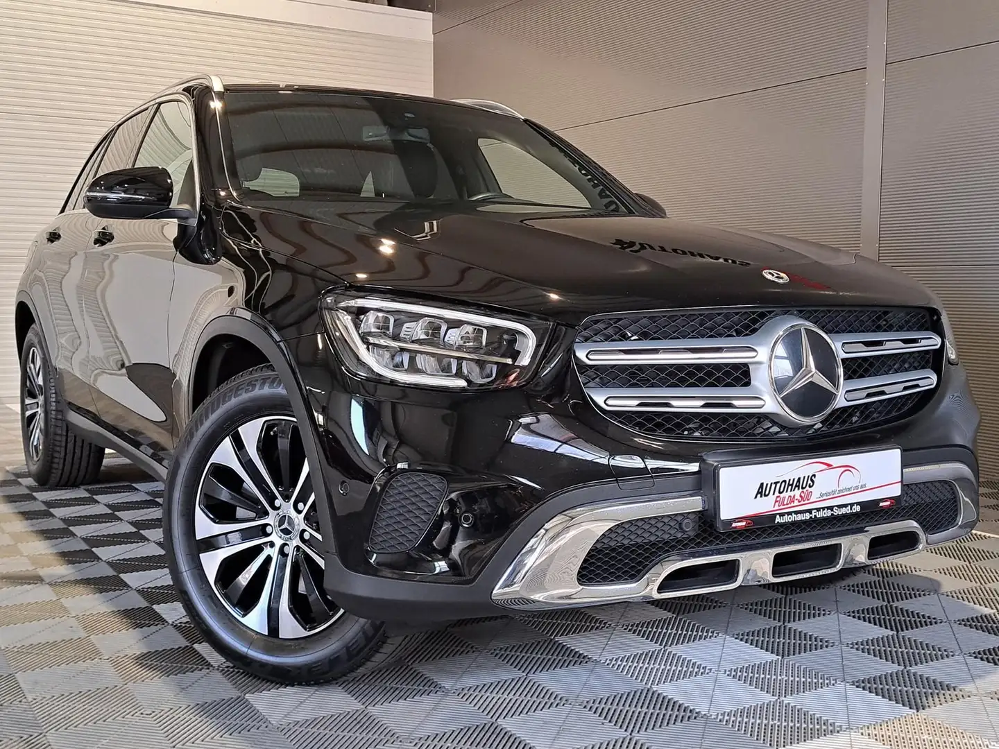 Mercedes-Benz GLC 300 d 4Matic°ACC°AHK°RFK°Shzg°DAB°Navi°FSE Zwart - 1