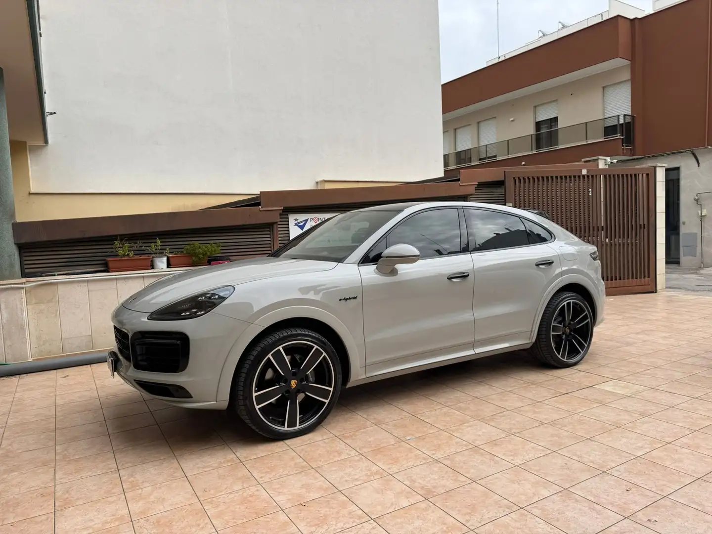 Porsche Cayenne Coupe 3.0 e-hybrid  tiptronic Gris - 2