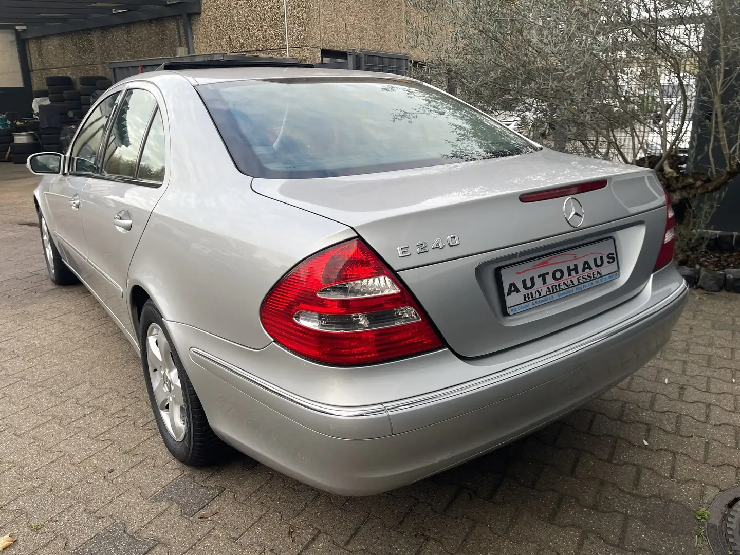 Mercedes-Benz E 240 V6 Elegance Limousine Voll MB S-Heft Top Gepflegt Grau - 2