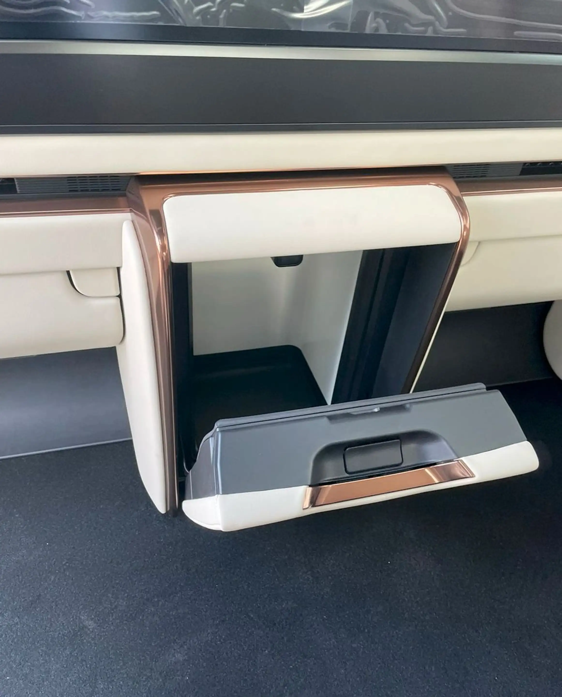 Lexus LM 350h VIP+4SEATS+BEIGE Interior — photo 9