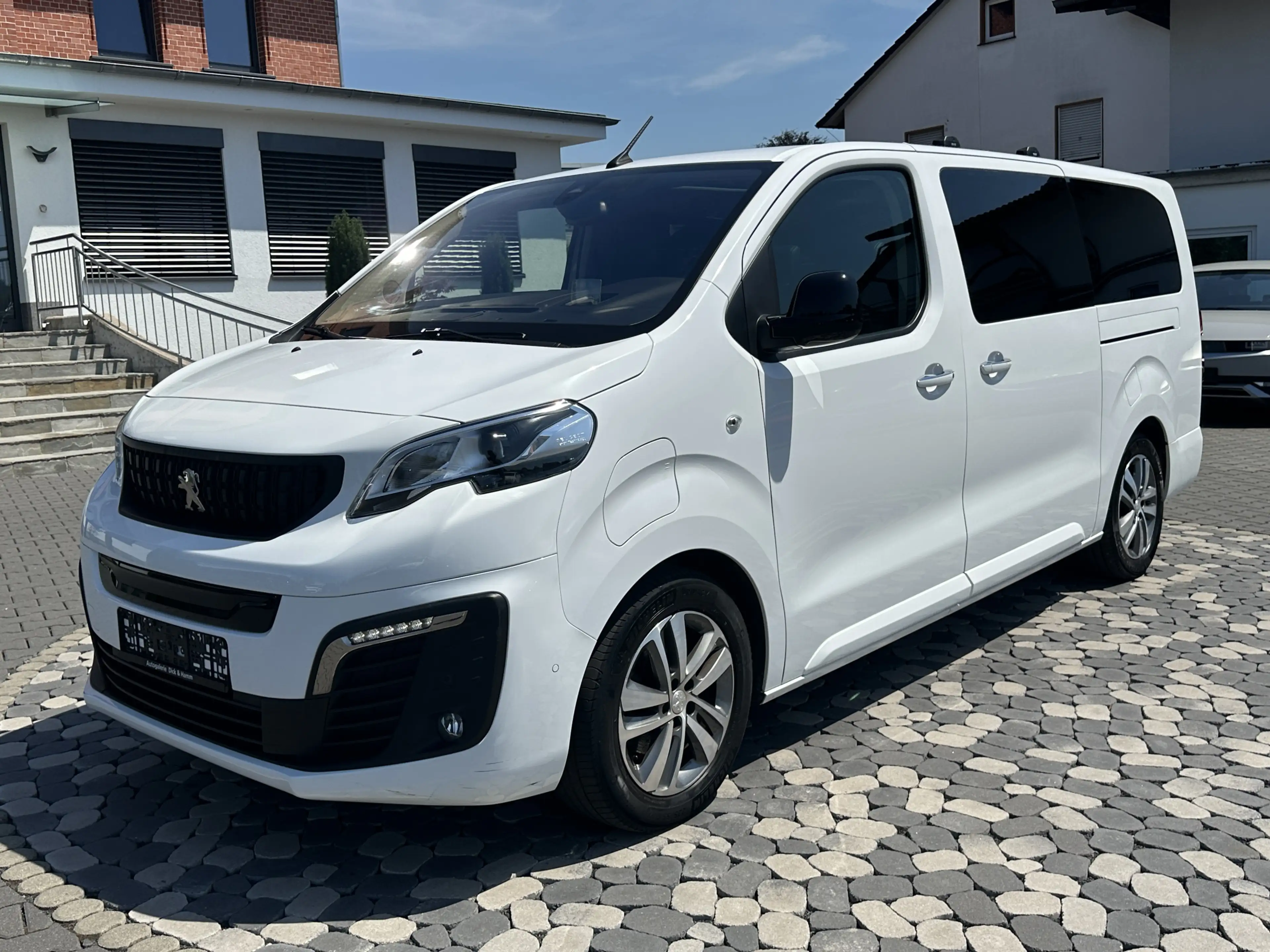 Peugeot Traveller Allure L3 LED HUD PANO CAM 8Sitz 75KWh — photo 4