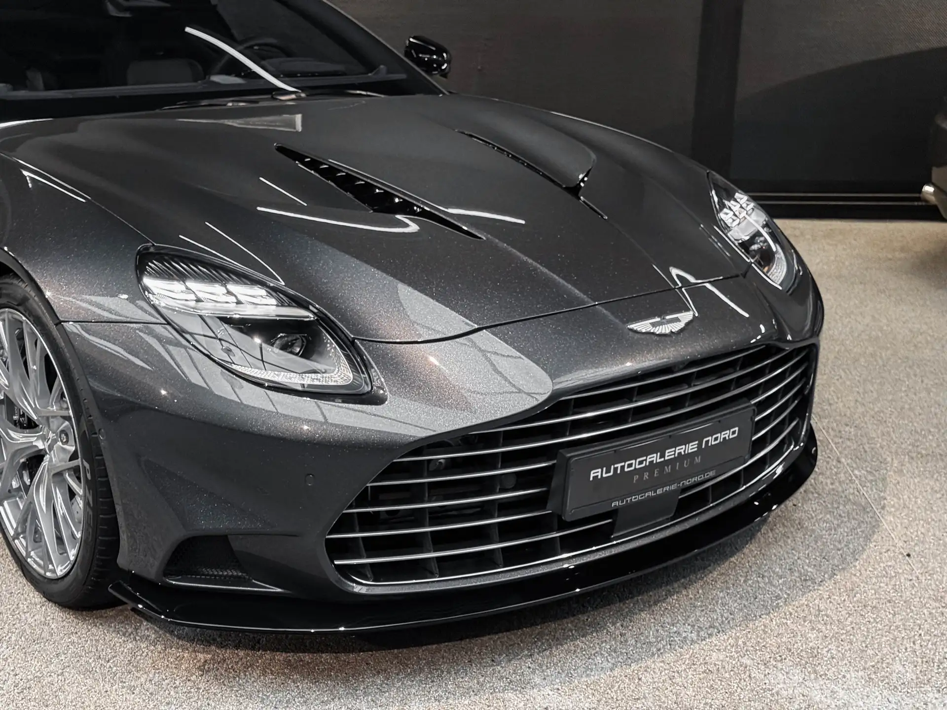 애스턴마틴 뱅퀴시 Coupe 2025 건메탈 사진 5