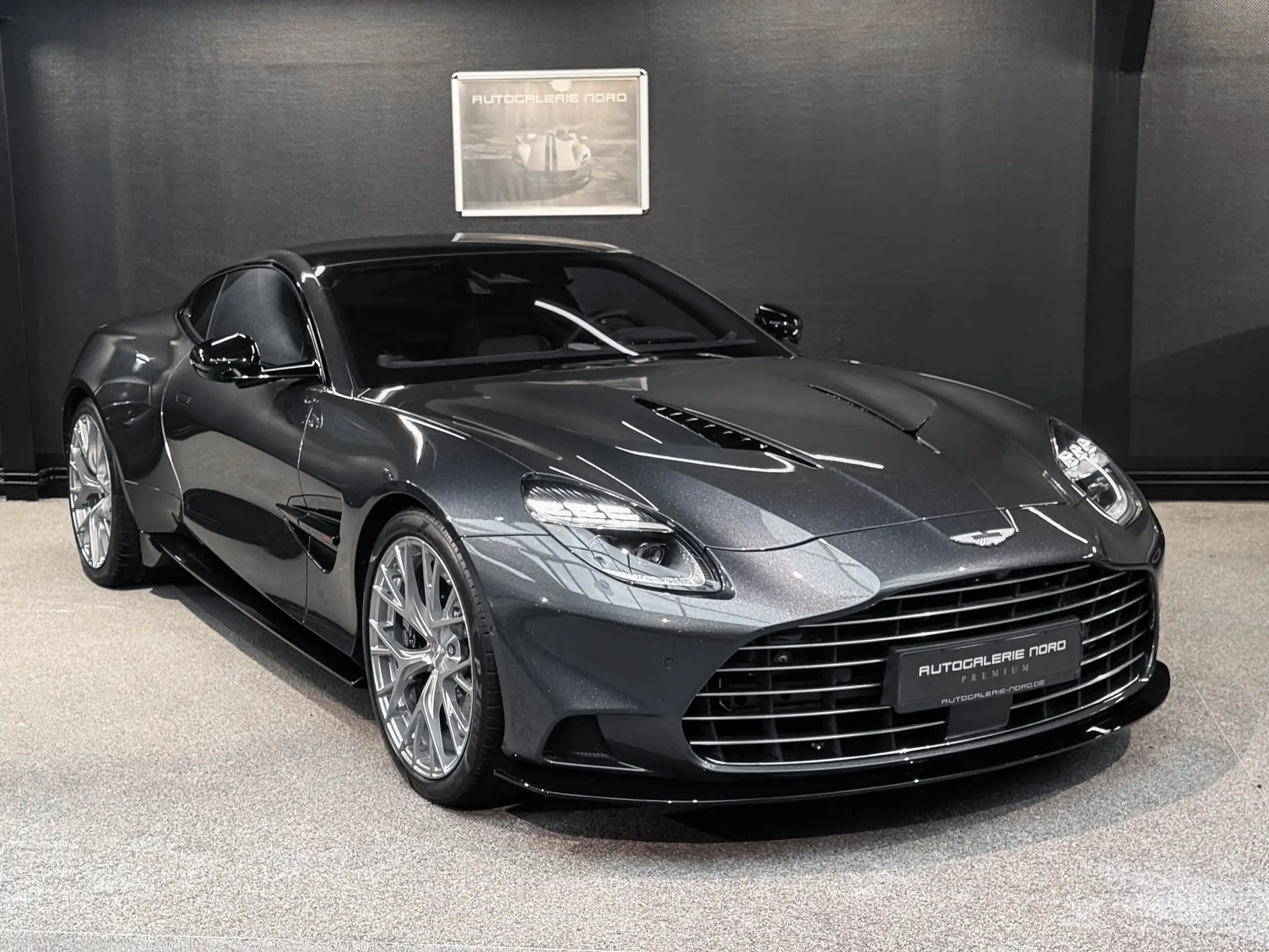 애스턴마틴 뱅퀴시 Coupe 2025 건메탈 사진 4