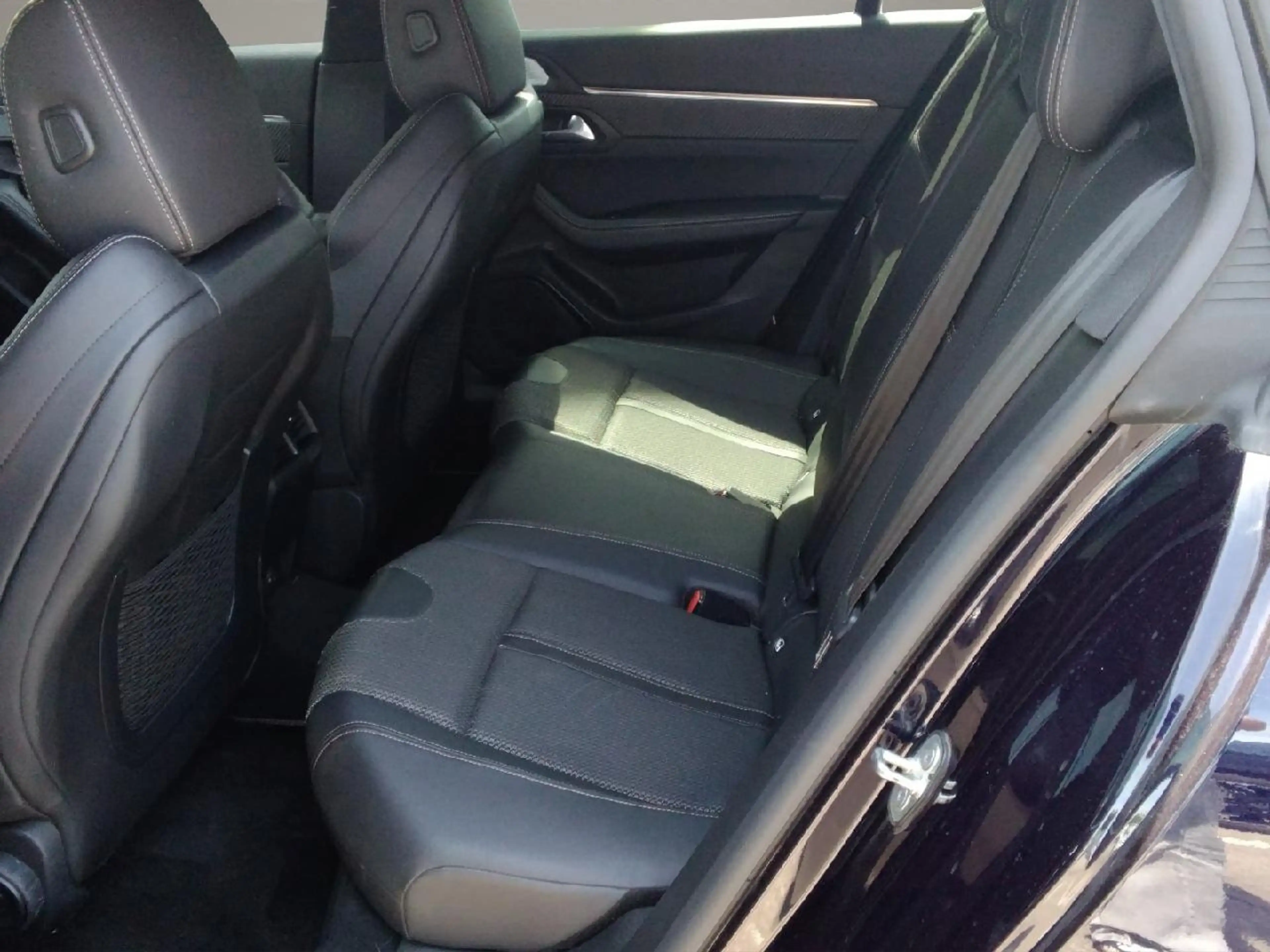 Peugeot 508 Hybrid 225 GT — photo 13