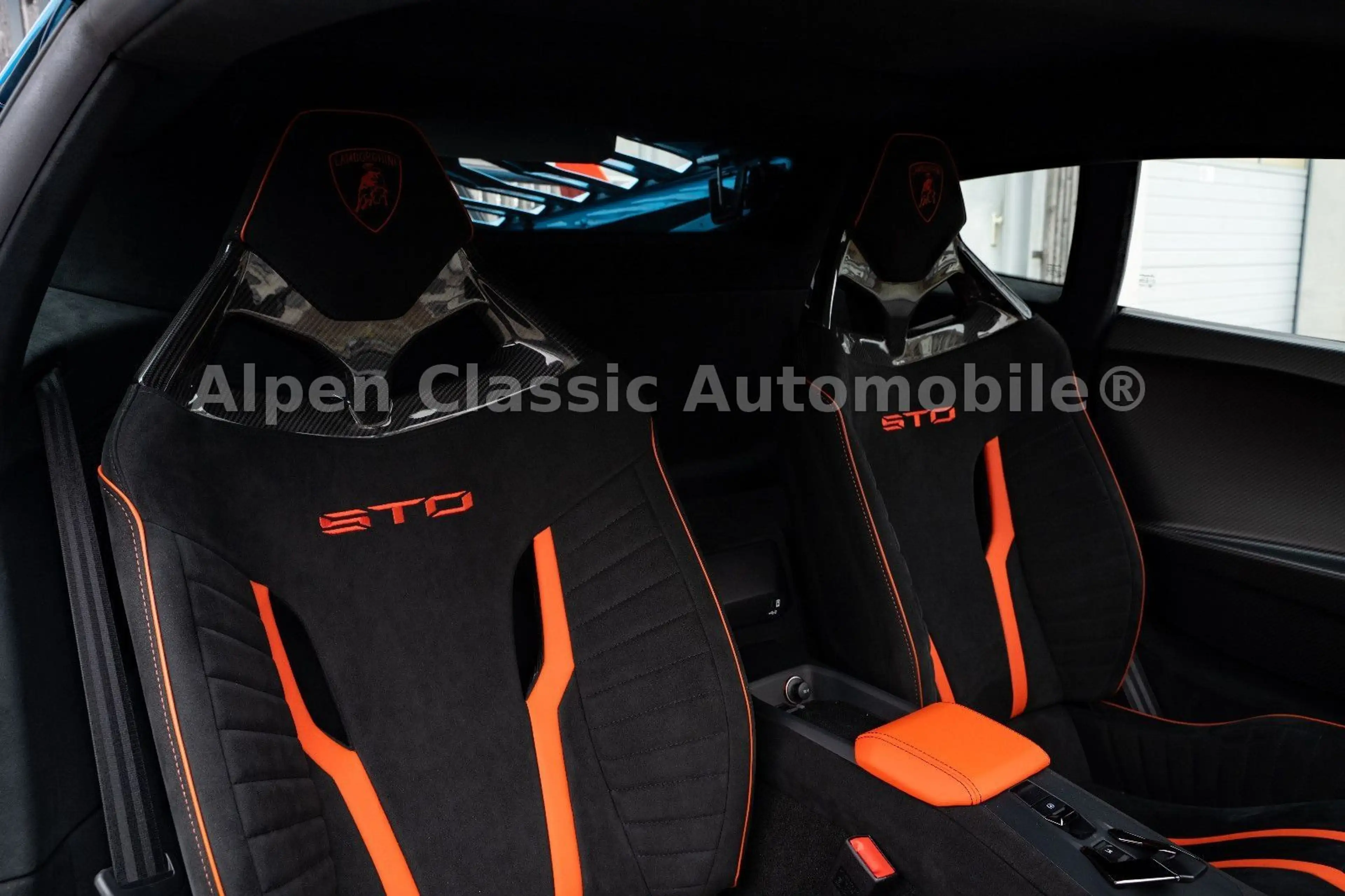 Lamborghini Huracán STO On Stock, Lift, CarPlay — photo 4