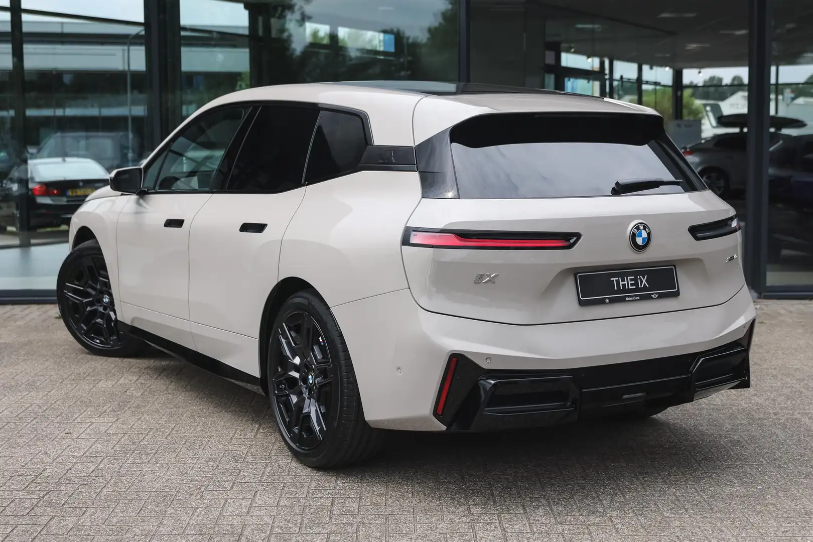 BMW iX xDrive45 M Sport / Panoramadak Sky Lounge / Trekha Grijs - 2