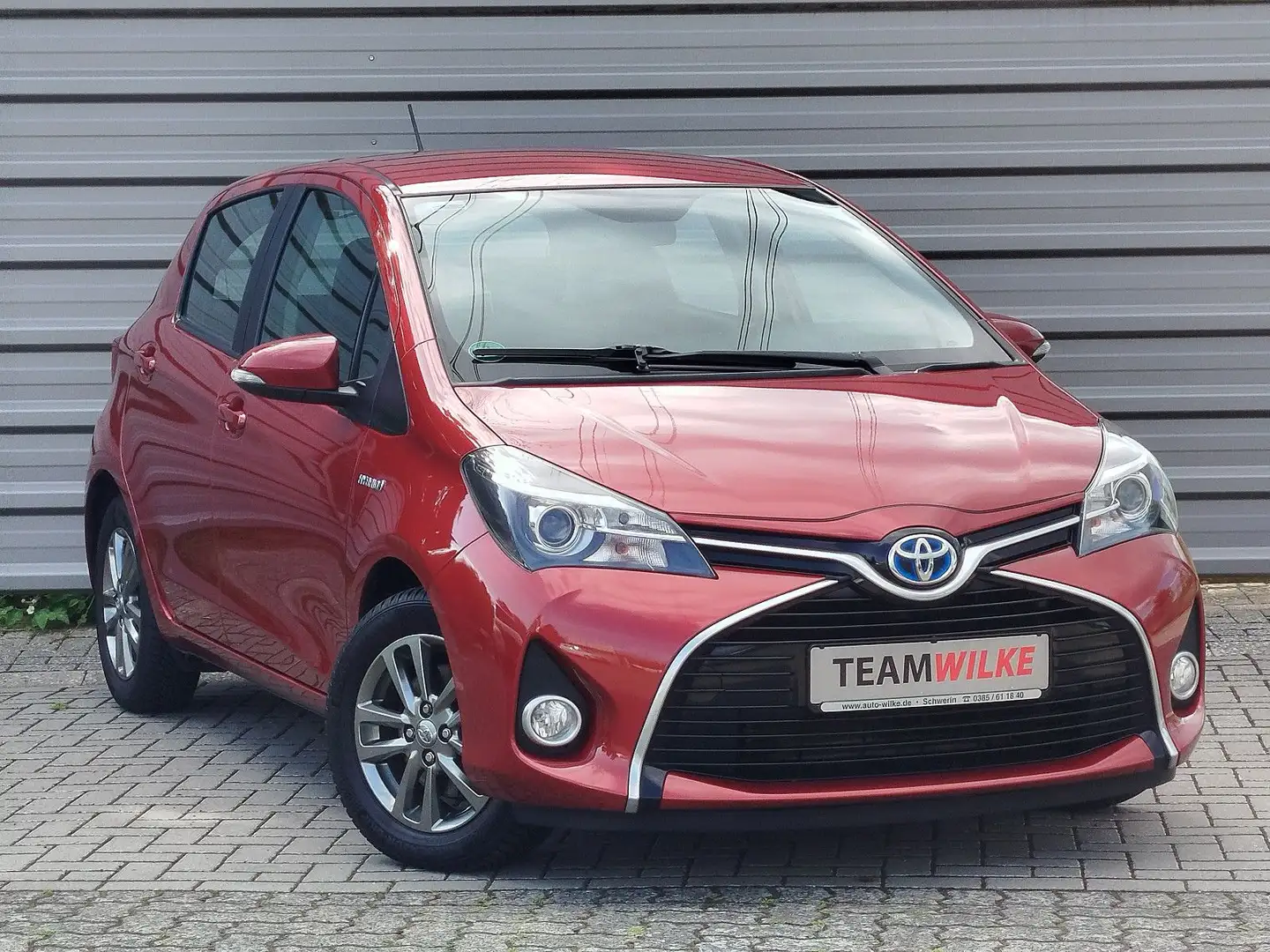Toyota Yaris Comfort Hybrid RFK 1.Hand Scheckheftgepfle Rouge - 1