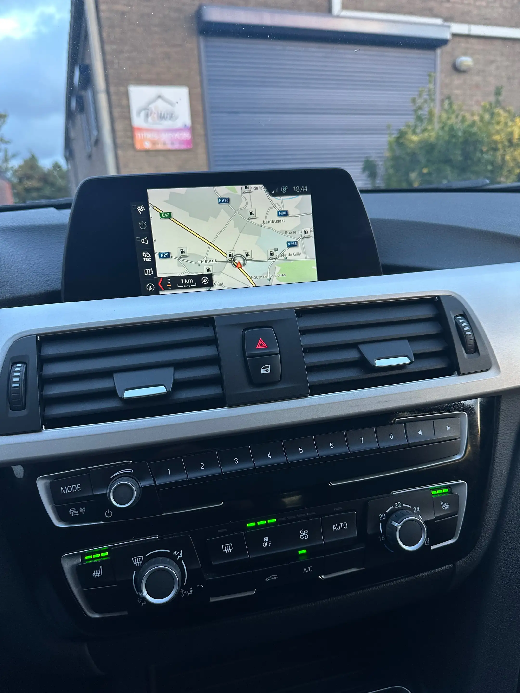 BMW 318 dA / GPS Cuir LED Capteurs Cruise Attache Rem. — photo 12