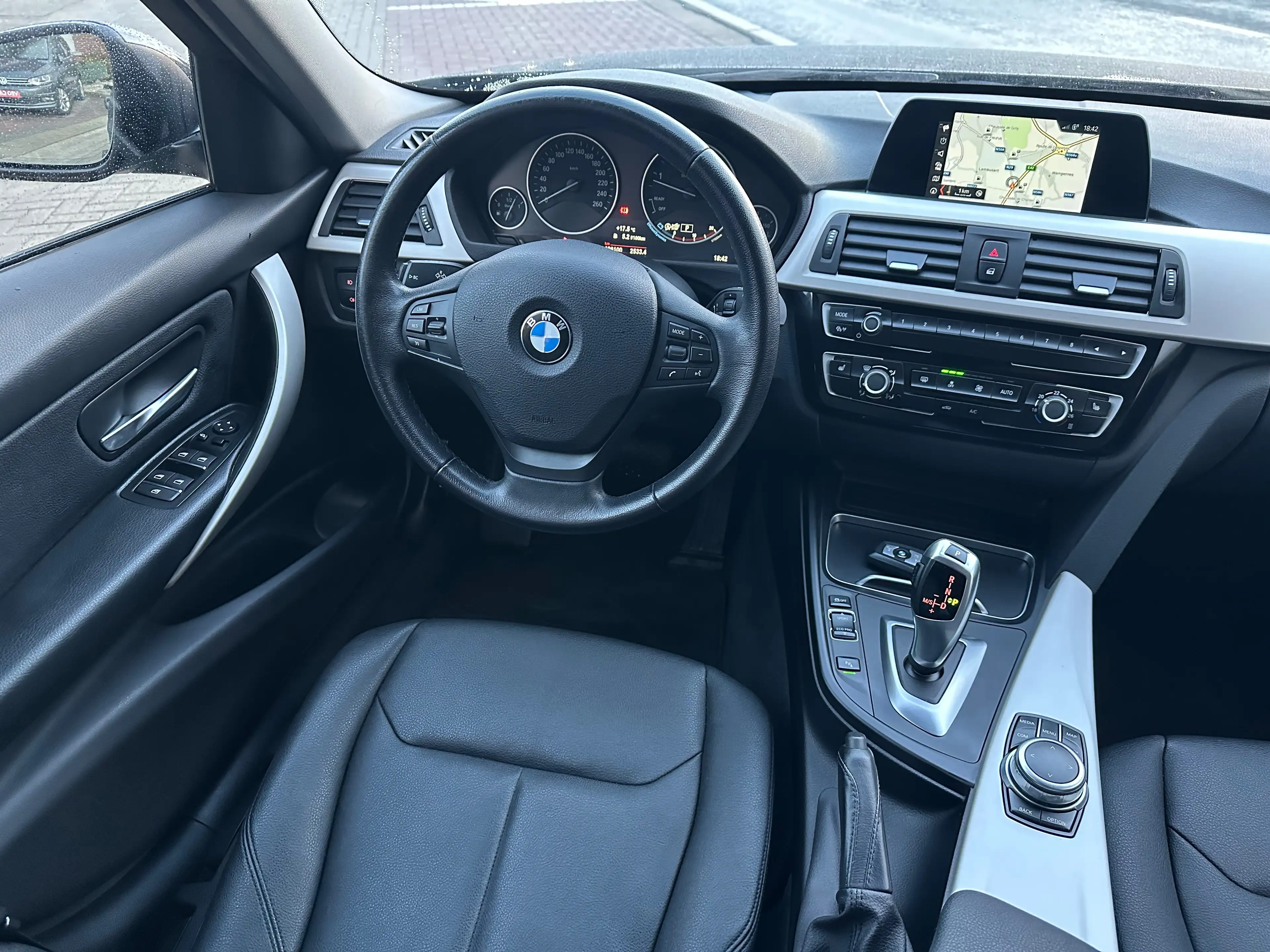 BMW 318 dA / GPS Cuir LED Capteurs Cruise Attache Rem. — photo 10