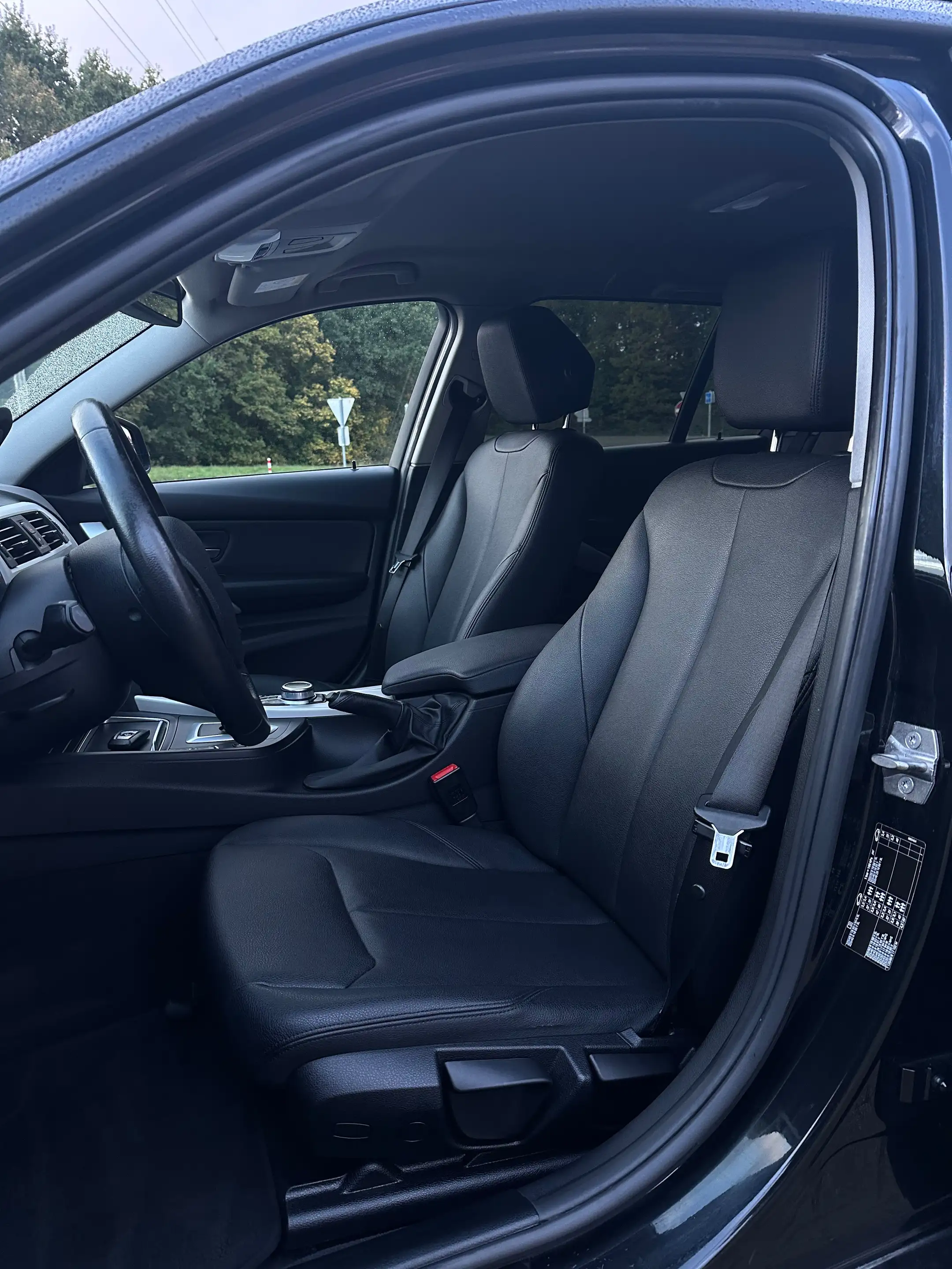 BMW 318 dA / GPS Cuir LED Capteurs Cruise Attache Rem. — photo 8