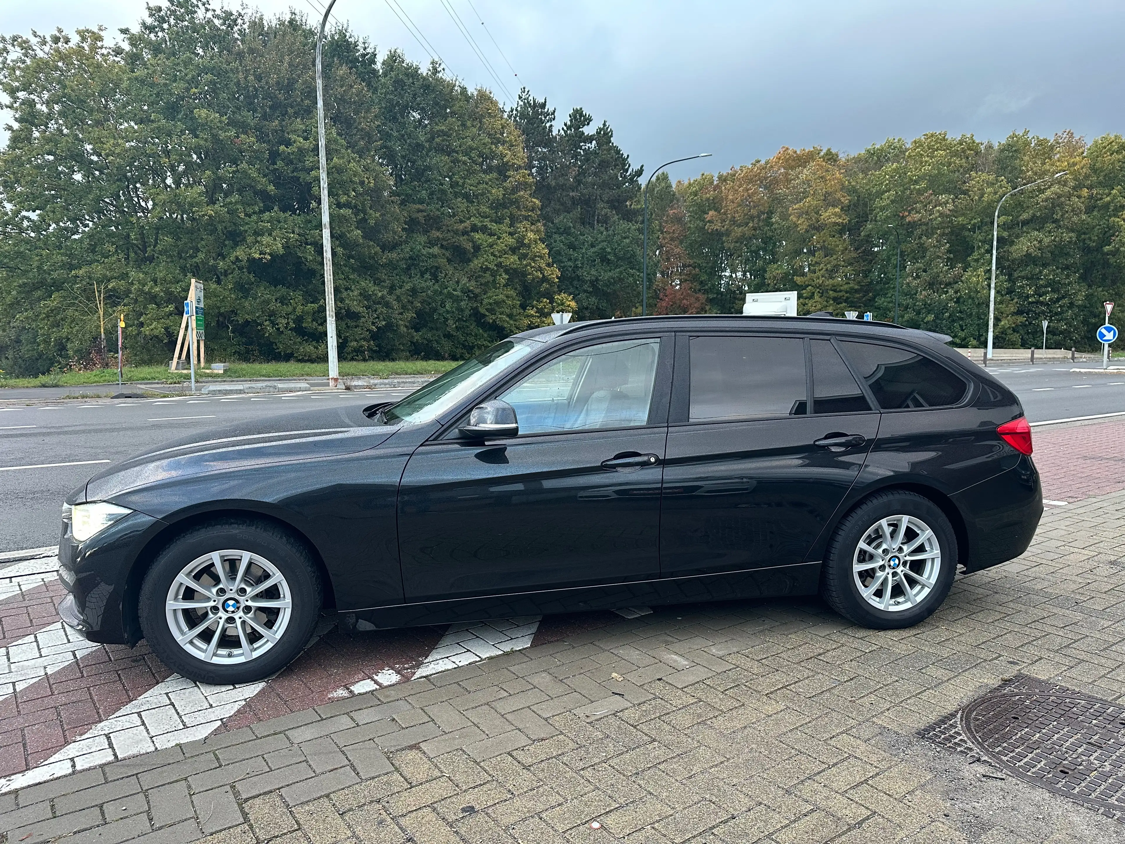 BMW 318 dA / GPS Cuir LED Capteurs Cruise Attache Rem. — photo 6