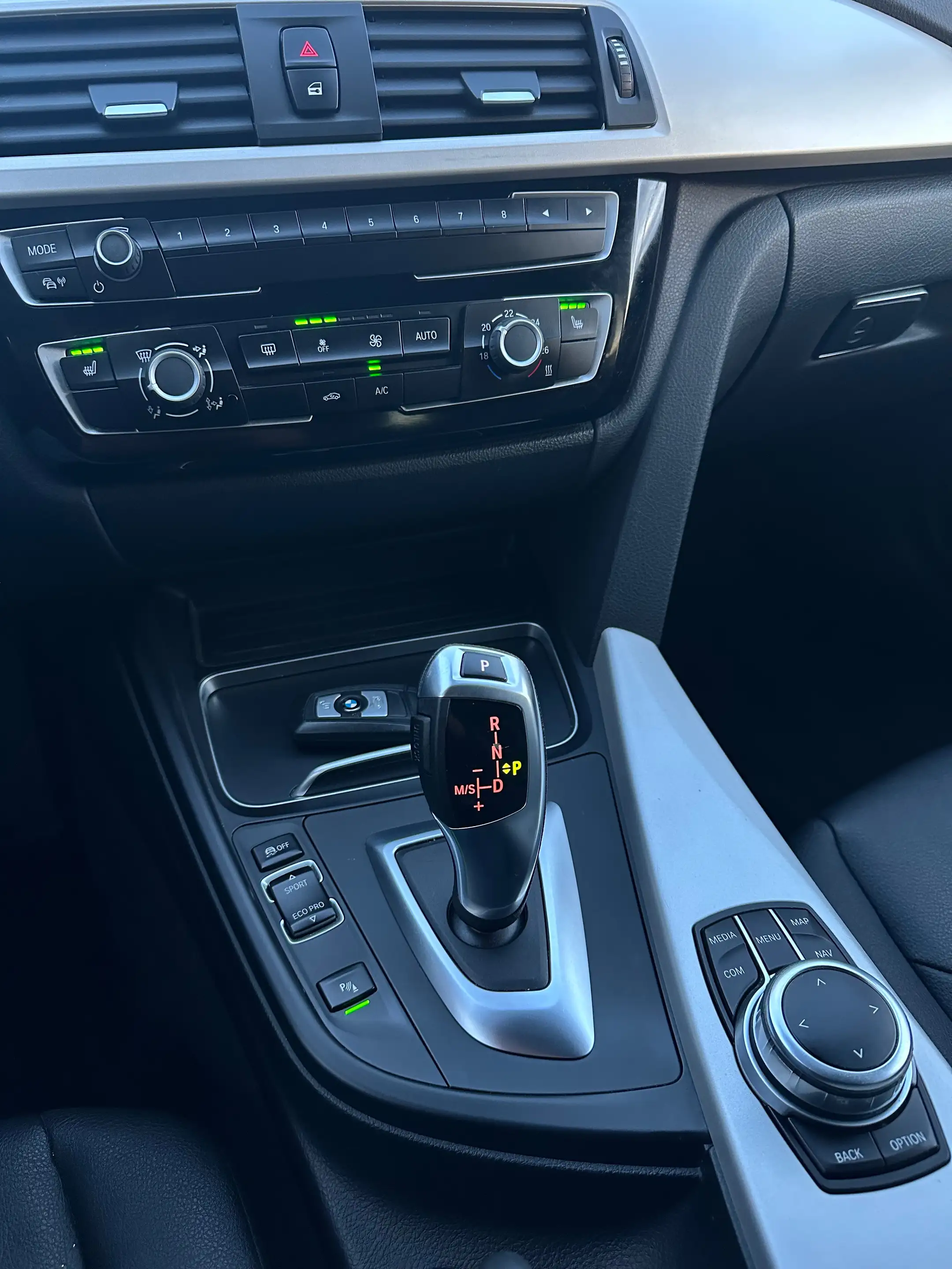 BMW 318 dA / GPS Cuir LED Capteurs Cruise Attache Rem. — photo 11