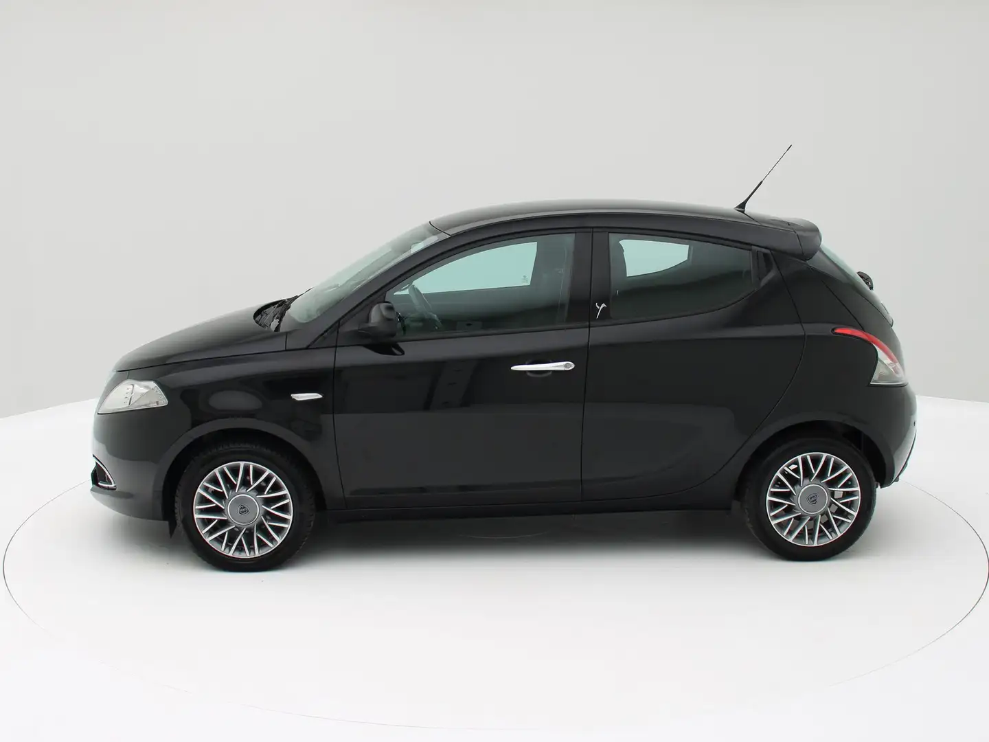 Lancia Ypsilon 1.2 Platinum Zwart - 2
