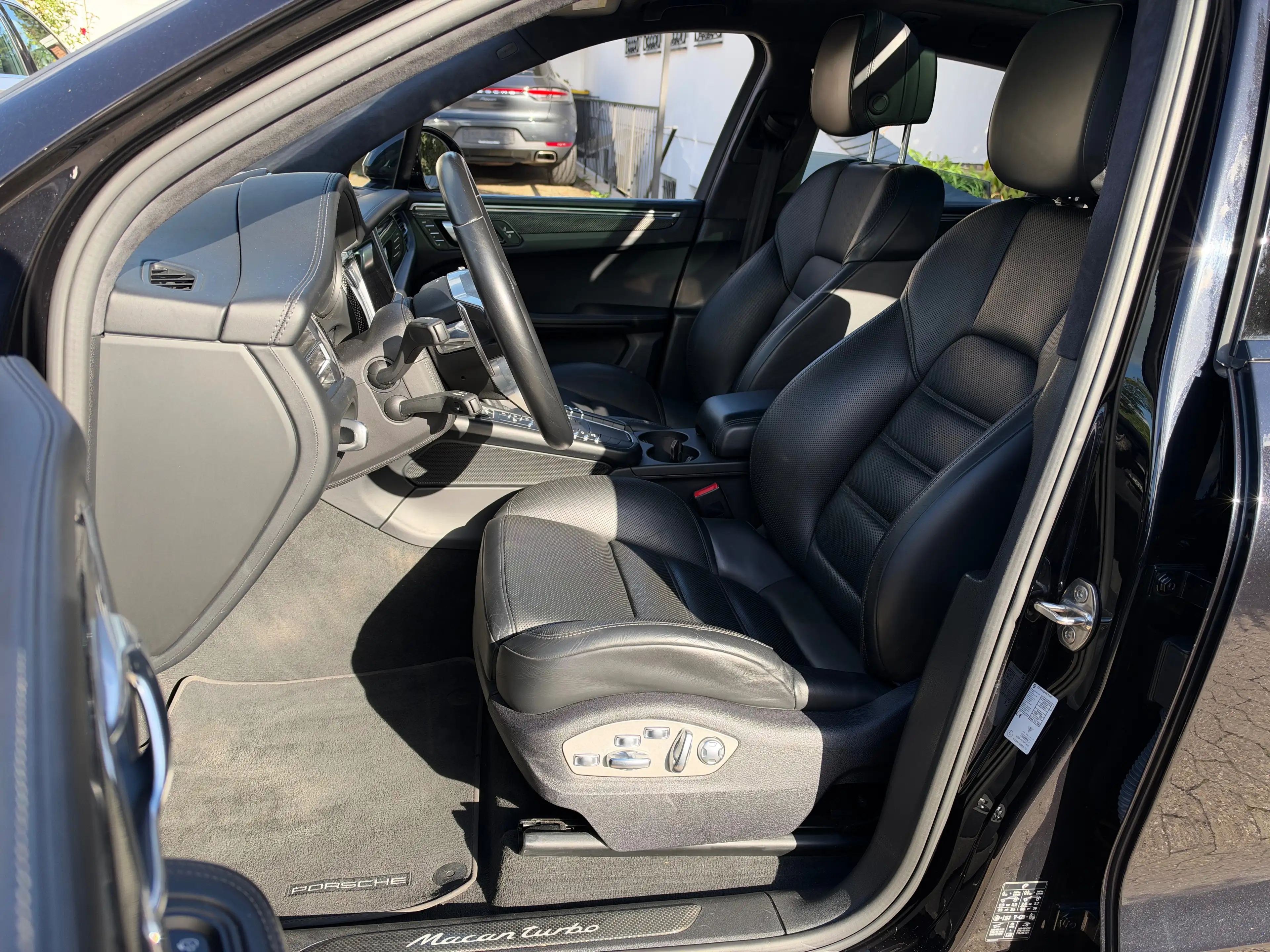 Porsche Macan Turbo PANORAMA LUFT CHRONO BOSE APPROVED 02/2027 — photo 13