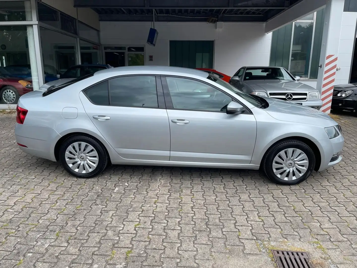 Skoda Octavia Limo TDI Ambition/1.HD/Navi/SHZ/MWST/SHZ Argent - 2
