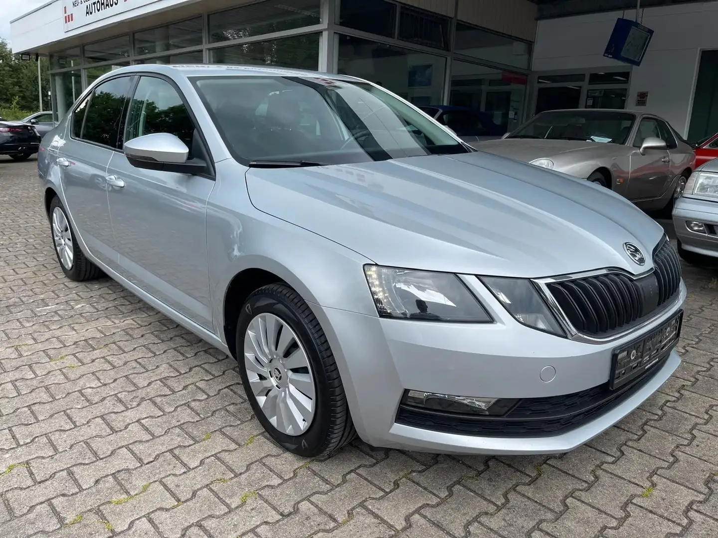 Skoda Octavia Limo TDI Ambition/1.HD/Navi/SHZ/MWST/SHZ Argent - 1