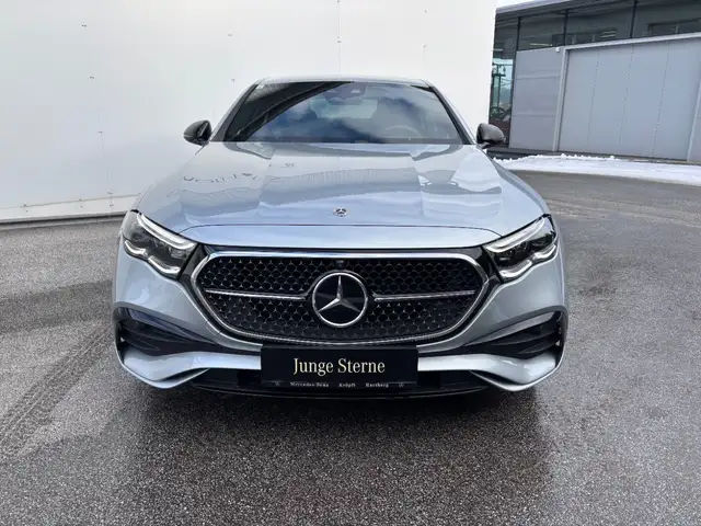 Mercedes-Benz E 300 e 4MATIC Limousine mit EQ ÖE Ansicht 3