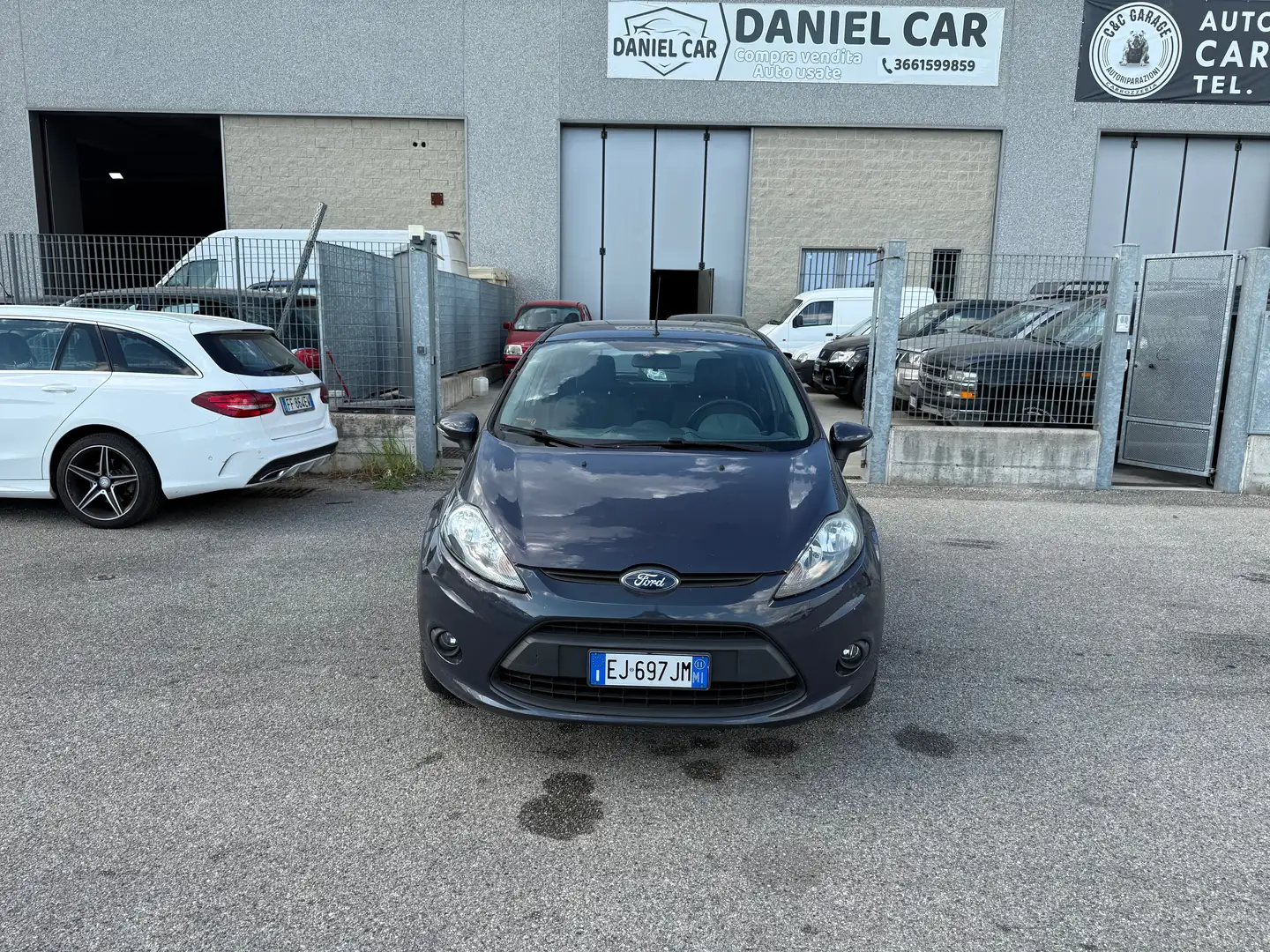 Ford Fiesta Fiesta VI 2011 5p 1.4 tdci + c/esp E5 Grijs - 1