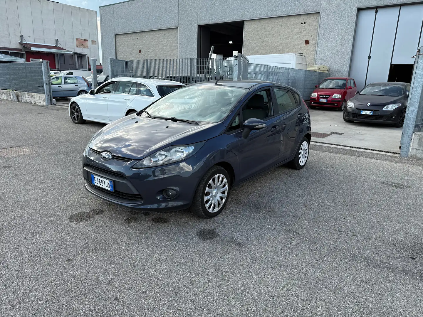 Ford Fiesta Fiesta VI 2011 5p 1.4 tdci + c/esp E5 Grijs - 2