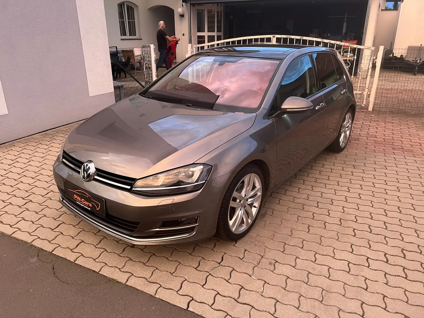 Volkswagen Golf Sky 2,0 BMT TDI DPF 4Motion LED, NAVI, PANO, MFL Grijs - 1