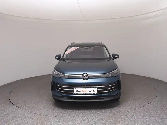 Volkswagen Tiguan view 3