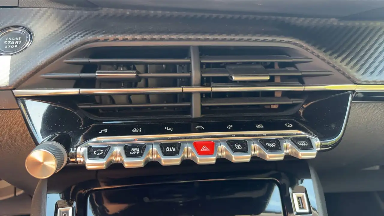 Peugeot 208 208 — photo 26