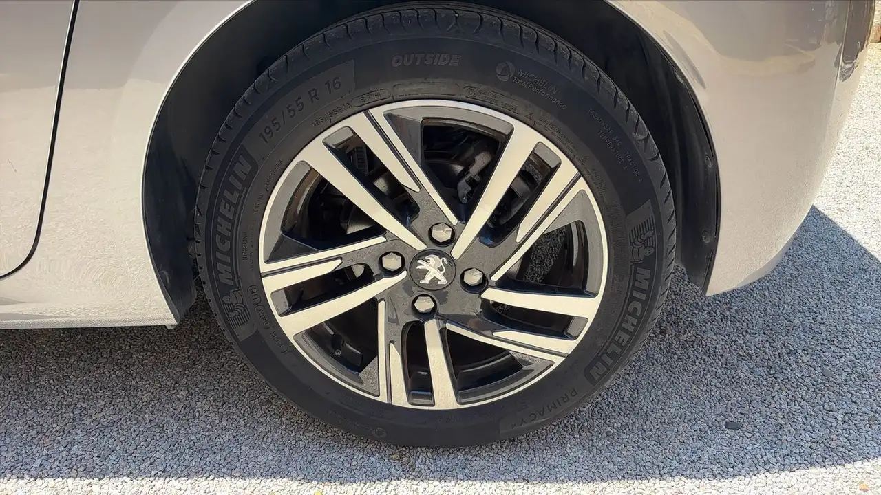 Peugeot 208 208 — photo 19
