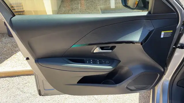 Peugeot 208 view 7