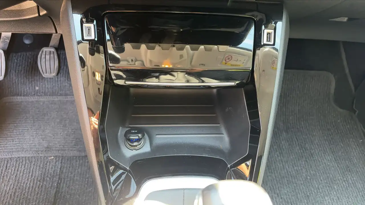 Peugeot 208 208 — photo 28