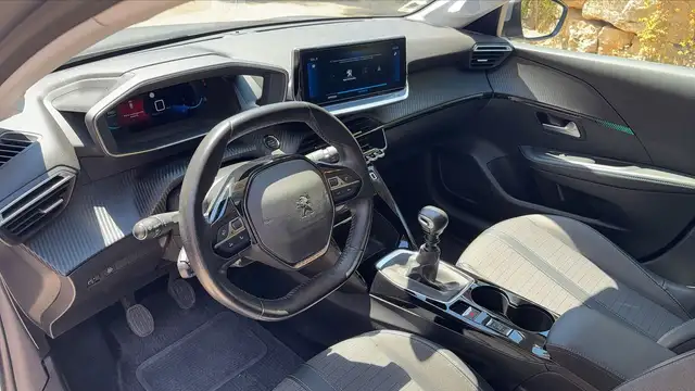 Peugeot 208 view 8