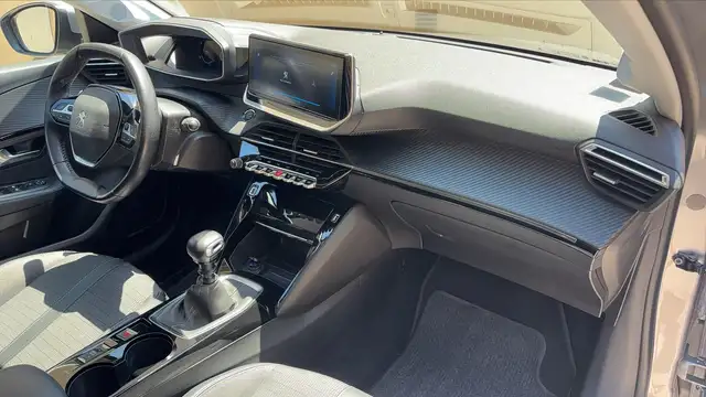 Peugeot 208 view 10