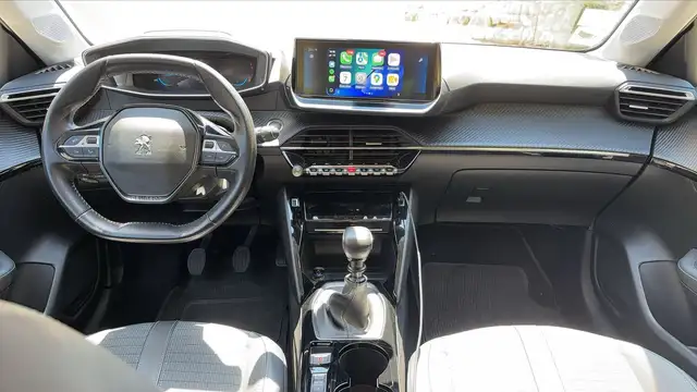 Peugeot 208 view 11