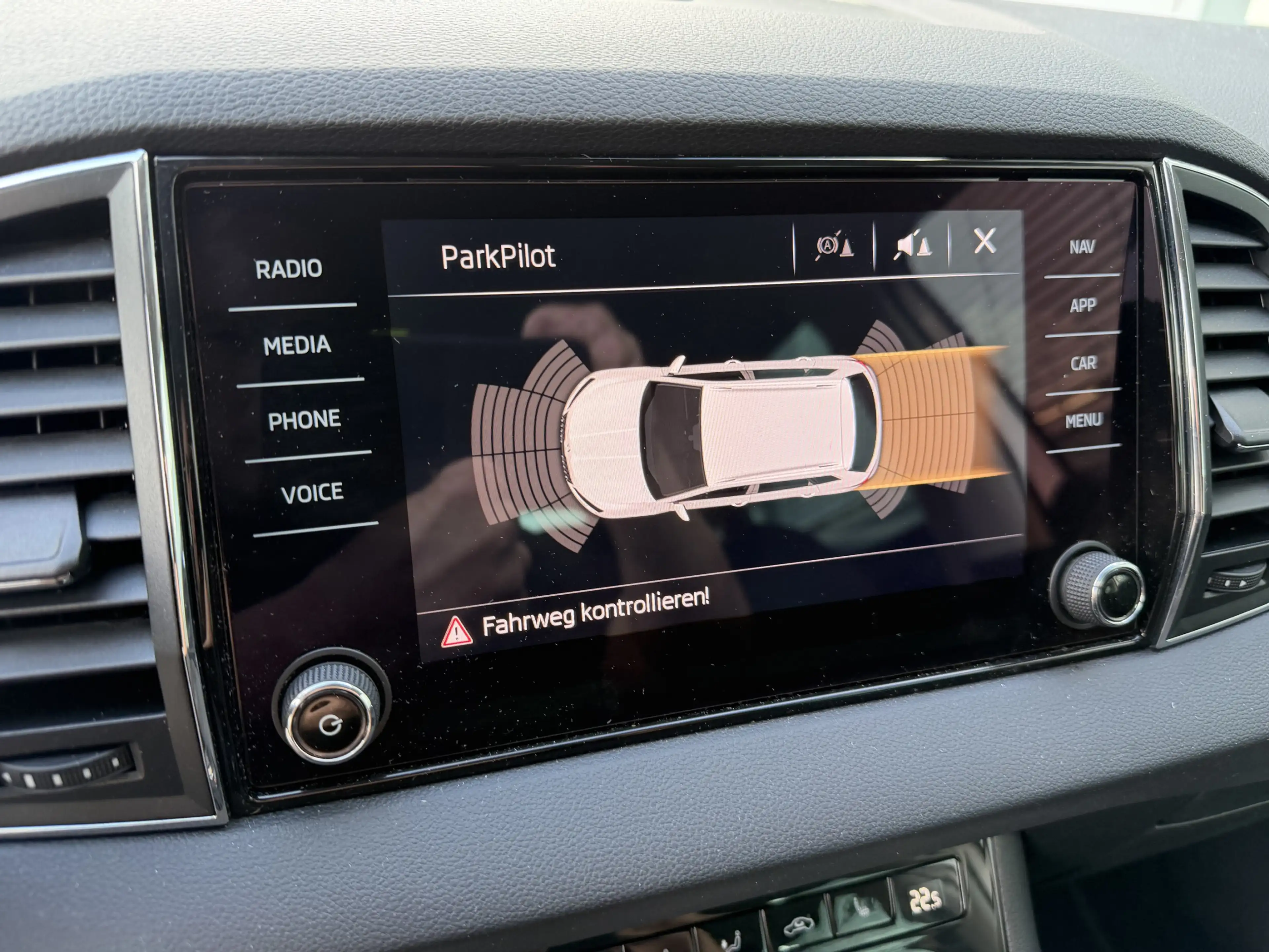 Skoda Karoq Style+DSG+SITZHEIZUNG+NAVI+PDC+CARPLAY+1.H — photo 16