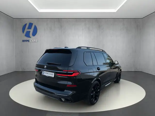 BMW X7 view 4