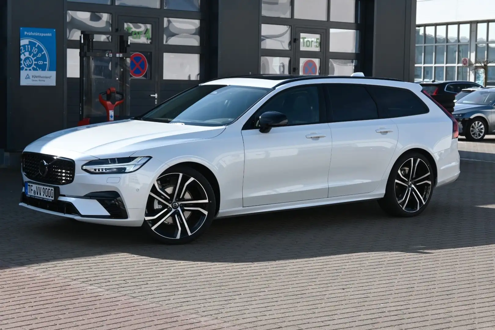 Volvo V90 B4 Diesel Plus Dark*Pano*360°*STHZG*21 Zoll* Weiß - 1