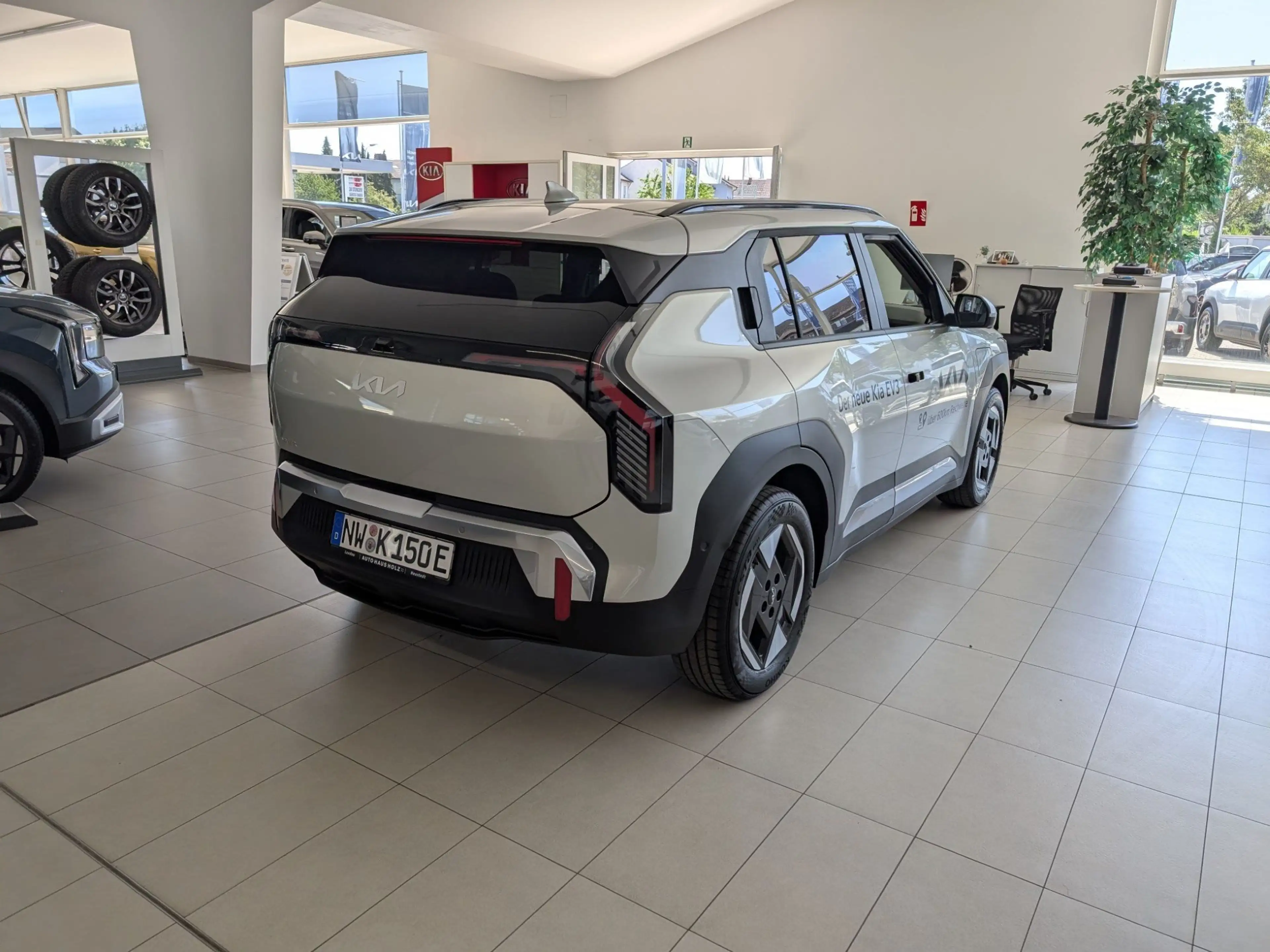 Kia EV3 58,3-kWh Earth Upgrade Business — photo 4