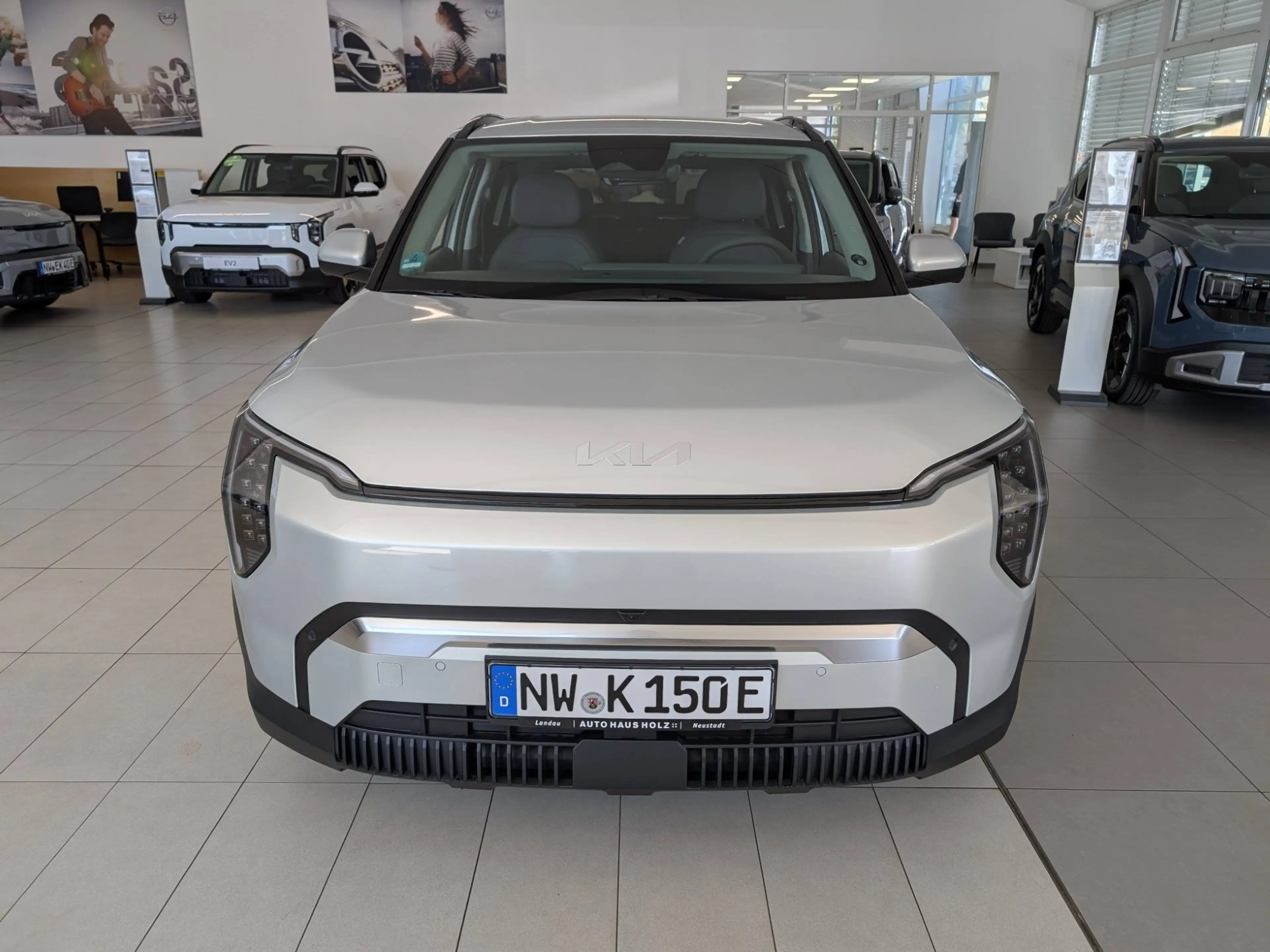 Kia EV3 58,3-kWh Earth Upgrade Business — photo 6