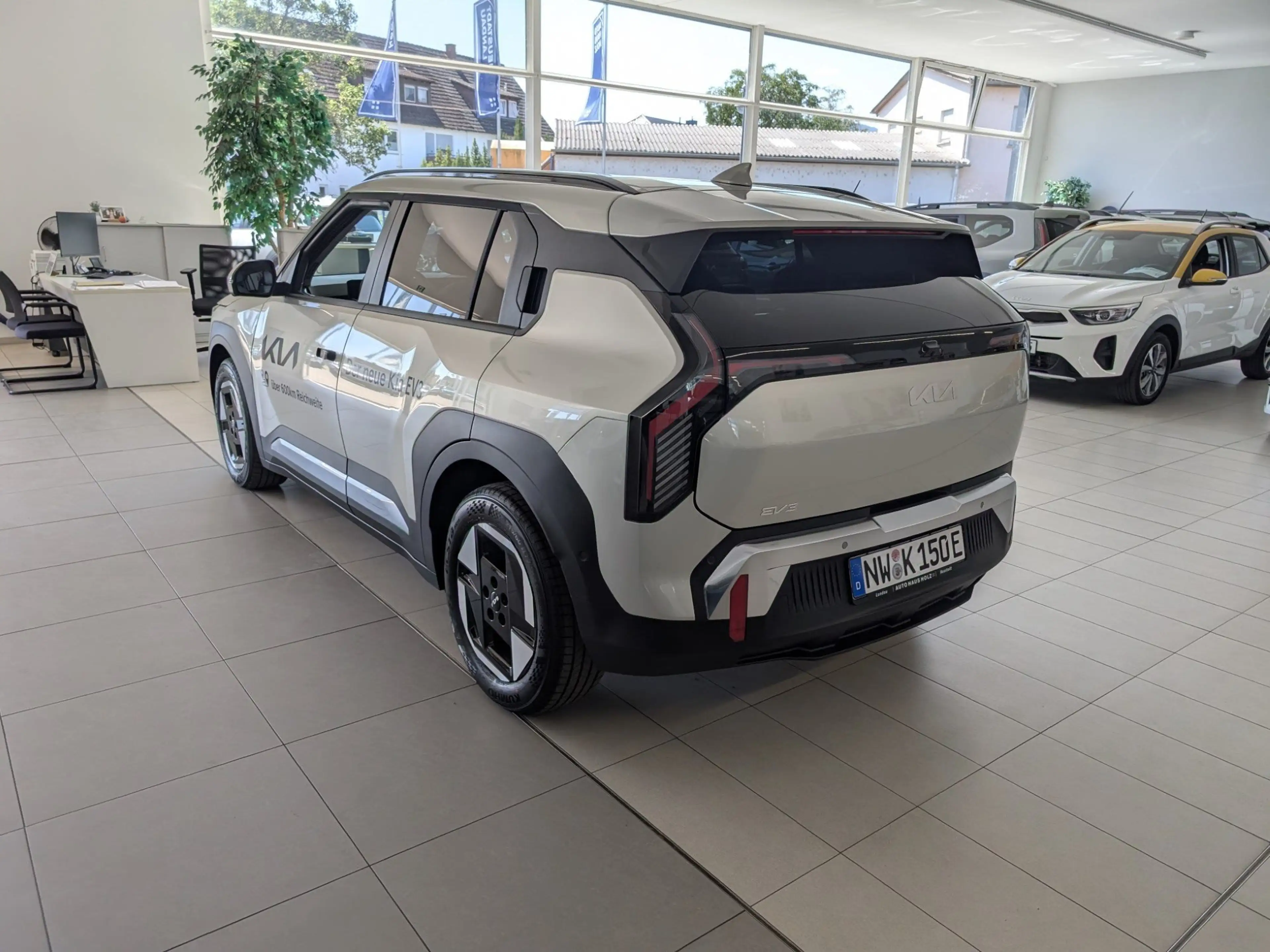 Kia EV3 58,3-kWh Earth Upgrade Business — photo 2