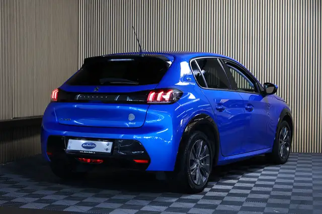 Peugeot e-208 view 3