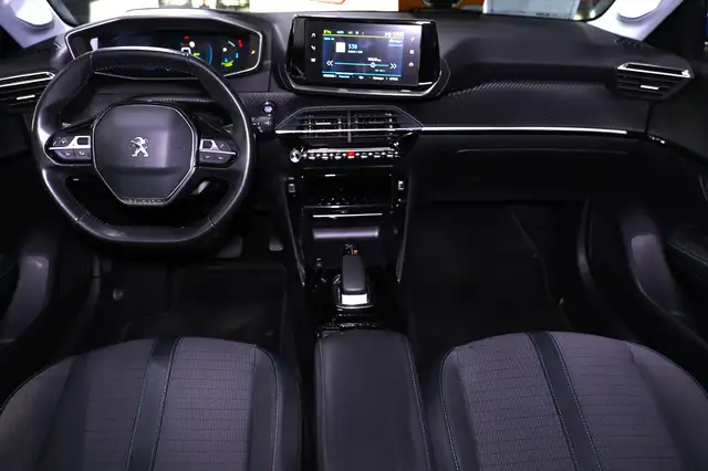 Peugeot e-208 view 2