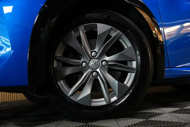 Peugeot e-208 view 4