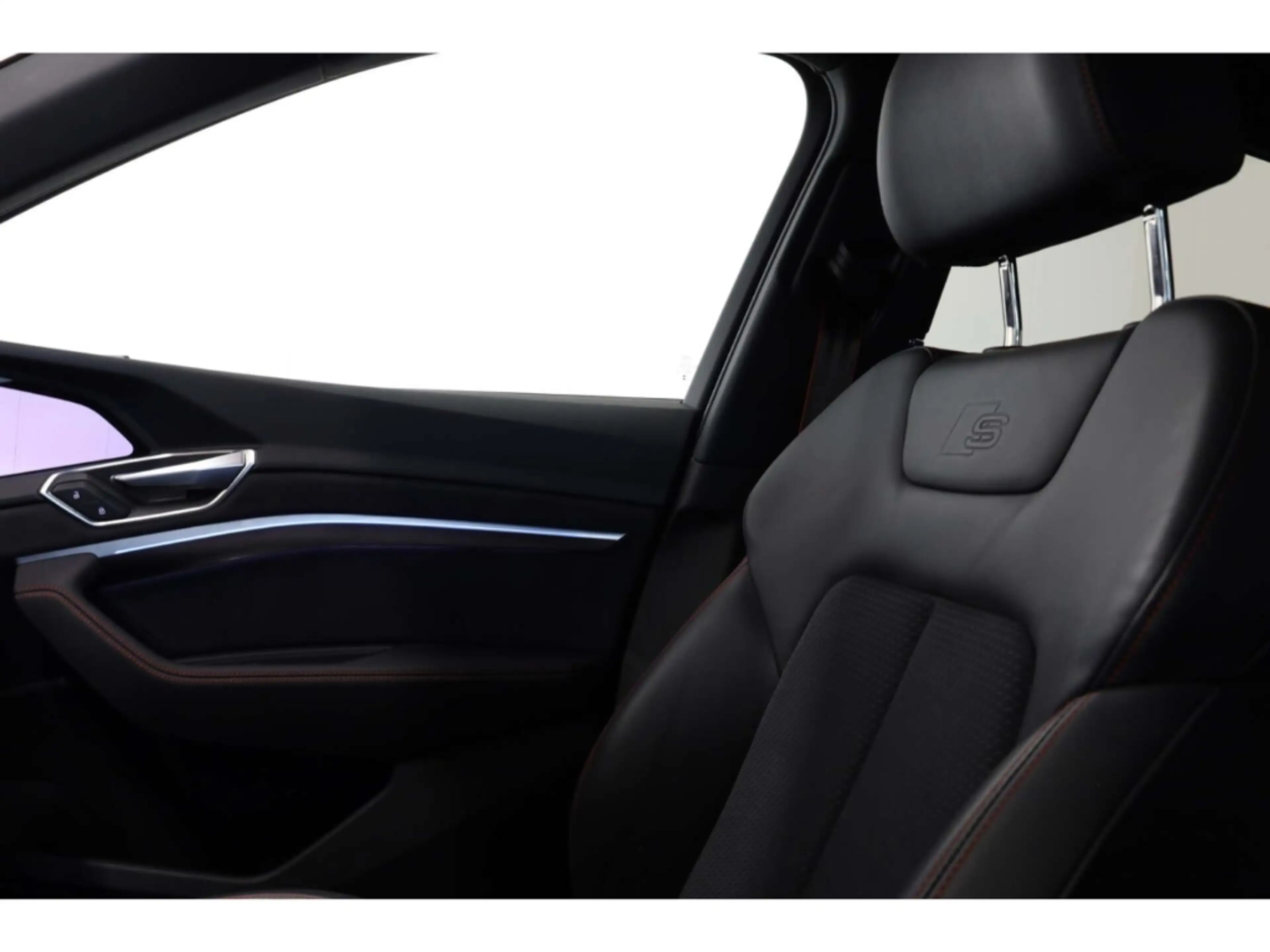 Audi Q8 e-tron Sportback S line — photo 25