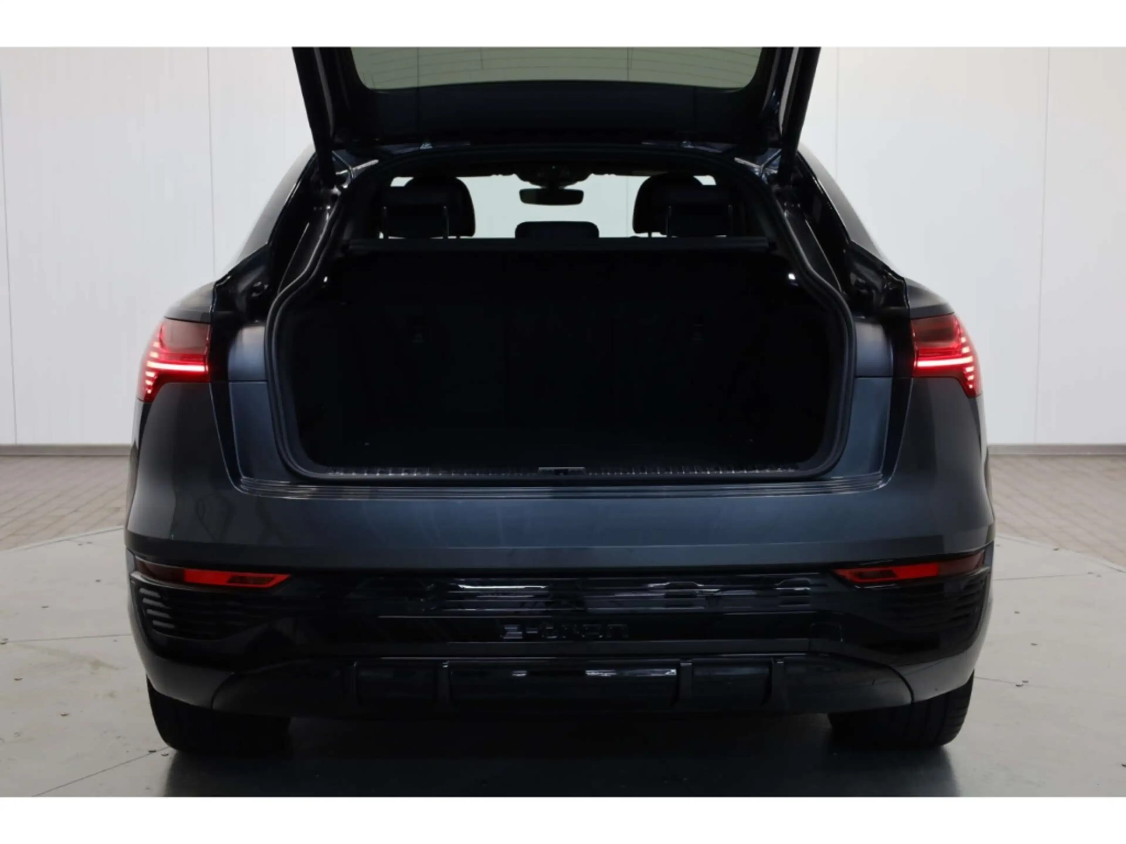 Audi Q8 e-tron Sportback S line — photo 12